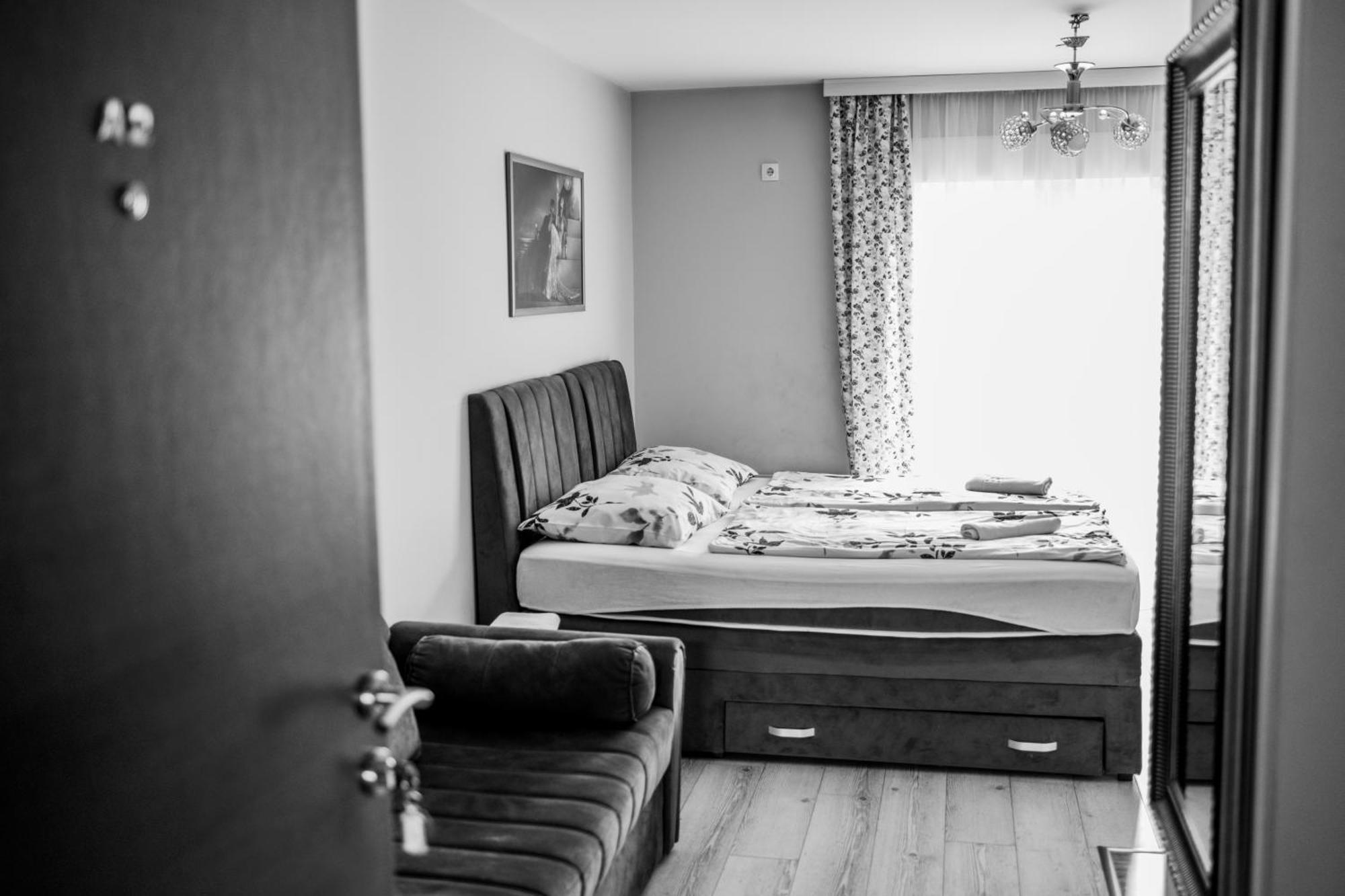 Prenociste Park Bed and Breakfast Modrica Exteriör bild
